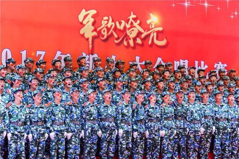 建议中老年女人,尽量多穿这3种颜色,洋气显白,谁看了都夸年轻